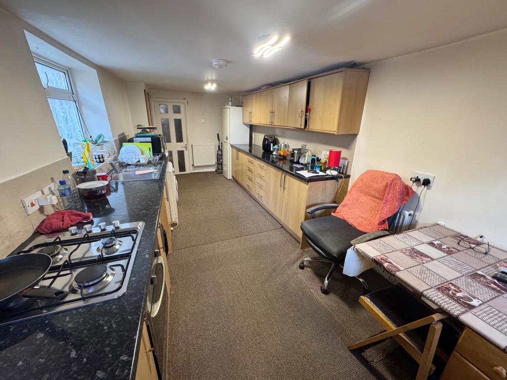 Lot: 11 - FREEHOLD BLOCK OF TWO TWO-BEDROOM GARDEN FLATS - 22 - kitchen